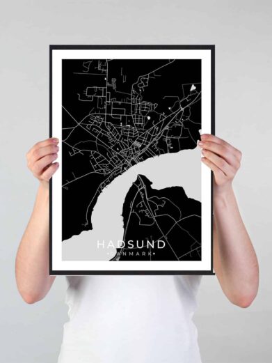Hadsund bykort i stilrent plakat design. Denne Hadsund byplakat er med sort baggrund og viser Hadsund kortet fra sin smukkeste side