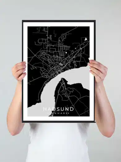 Hadsund bykort i stilrent plakat design. Denne Hadsund byplakat er med sort baggrund og viser Hadsund kortet fra sin smukkeste side