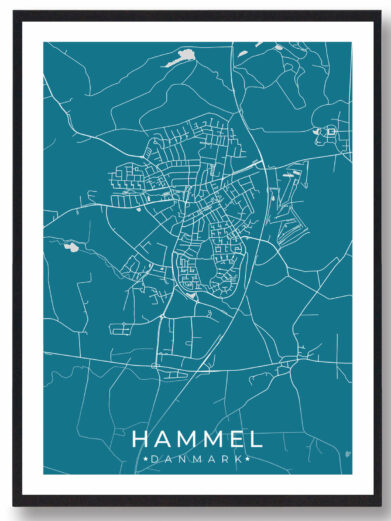 Hammel bykort i stilrent plakat design. Denne Hammel byplakat er med blå baggrund og viser Hammel kortet fra sin smukkeste side