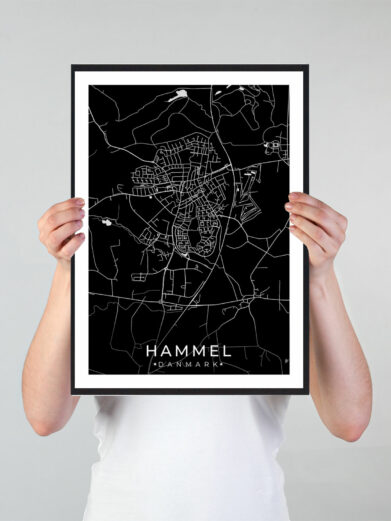 Hammel bykort i stilrent plakat design. Denne Hammel byplakat er med sort baggrund og viser Hammel kortet fra sin smukkeste side