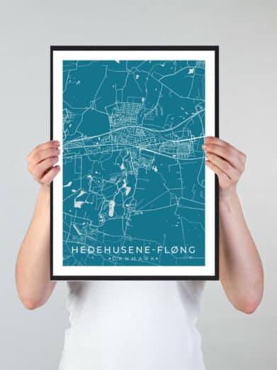 Hedehusene-Fløng bykort i stilrent plakat design. Denne Hedehusene-Fløng byplakat er med blå baggrund og viser Hedehusene-Fløng kortet fra sin smukkeste side