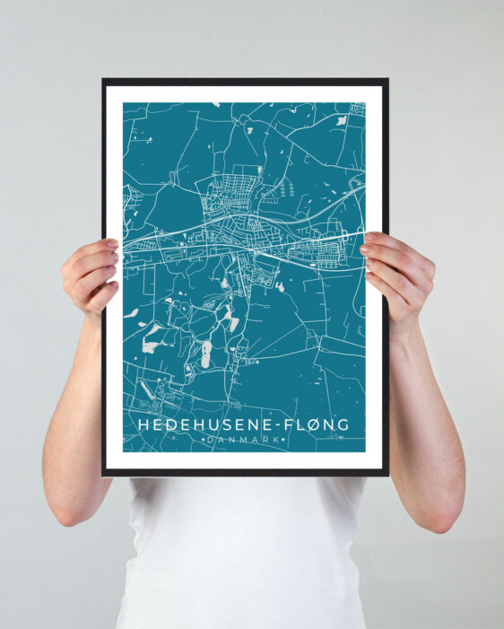 Hedehusene-Fløng bykort i stilrent plakat design. Denne Hedehusene-Fløng byplakat er med blå baggrund og viser Hedehusene-Fløng kortet fra sin smukkeste side
