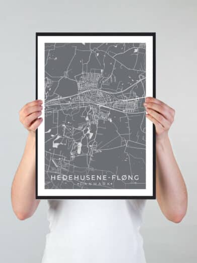 Hedehusene-Fløng bykort i stilrent plakat design. Denne Hedehusene-Fløng byplakat er med grå baggrund og viser Hedehusene-Fløng kortet fra sin smukkeste side
