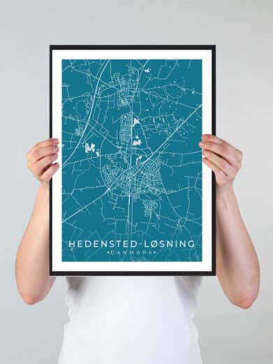 Hedensted-Løsning bykort i stilrent plakat design. Denne Hedensted-Løsning byplakat er med blå baggrund og viser Hedensted-Løsning kortet fra sin smukkeste side