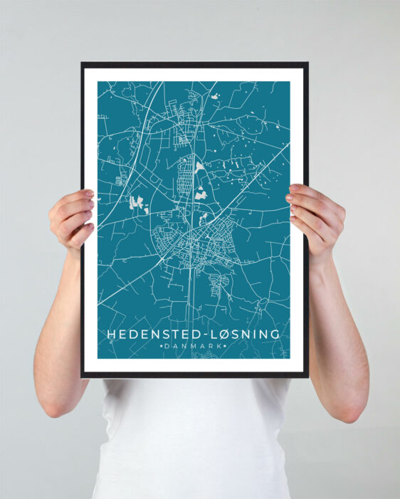 Hedensted-Løsning bykort i stilrent plakat design. Denne Hedensted-Løsning byplakat er med blå baggrund og viser Hedensted-Løsning kortet fra sin smukkeste side