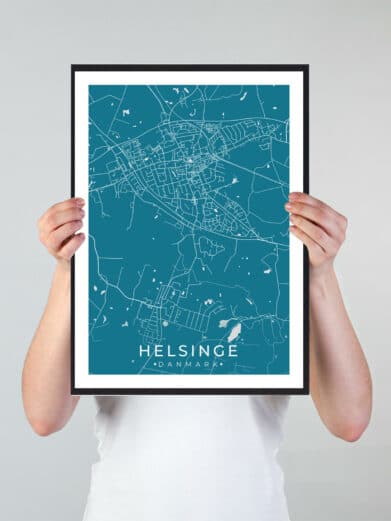 Helsinge bykort i stilrent plakat design. Denne Helsinge byplakat er med blå baggrund og viser Helsinge kortet fra sin smukkeste side