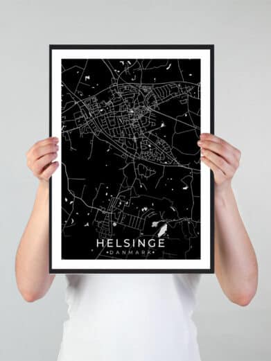 Helsinge bykort i stilrent plakat design. Denne Helsinge byplakat er med sort baggrund og viser Helsinge kortet fra sin smukkeste side
