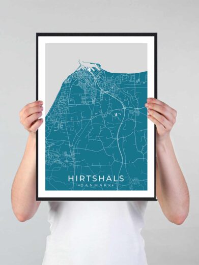 Hirtshals bykort i stilrent plakat design. Denne Hirtshals byplakat er med blå baggrund og viser Hirtshals kortet fra sin smukkeste side