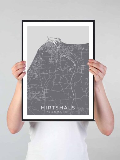 Hirtshals bykort i stilrent plakat design. Denne Hirtshals byplakat er med grå baggrund og viser Hirtshals kortet fra sin smukkeste side
