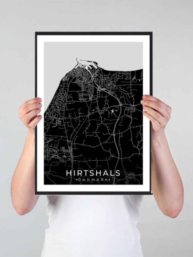 Hirtshals bykort i stilrent plakat design. Denne Hirtshals byplakat er med sort baggrund og viser Hirtshals kortet fra sin smukkeste side