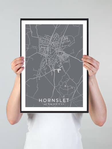 Hornslet bykort i stilrent plakat design. Denne Hornslet byplakat er med grå baggrund og viser Hornslet kortet fra sin smukkeste side