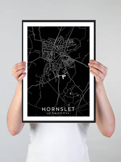 Hornslet bykort i stilrent plakat design. Denne Hornslet byplakat er med sort baggrund og viser Hornslet kortet fra sin smukkeste side
