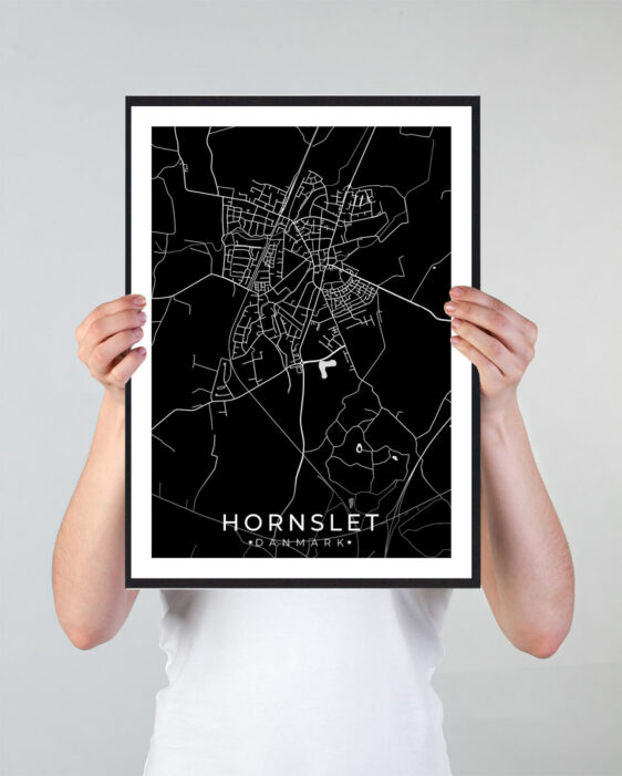 Hornslet bykort i stilrent plakat design. Denne Hornslet byplakat er med sort baggrund og viser Hornslet kortet fra sin smukkeste side
