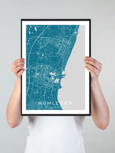 Humlebæk bykort i stilrent plakat design. Denne Humlebæk byplakat er med blå baggrund og viser Humlebæk kortet fra sin smukkeste side