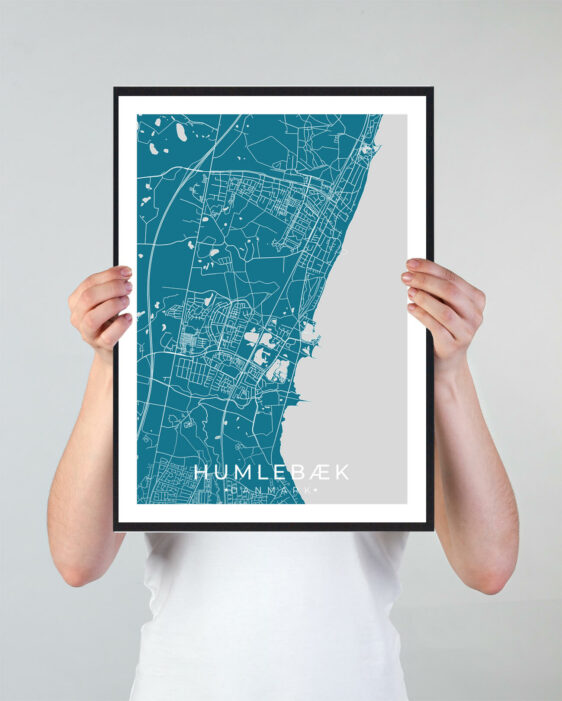 Humlebæk bykort i stilrent plakat design. Denne Humlebæk byplakat er med blå baggrund og viser Humlebæk kortet fra sin smukkeste side
