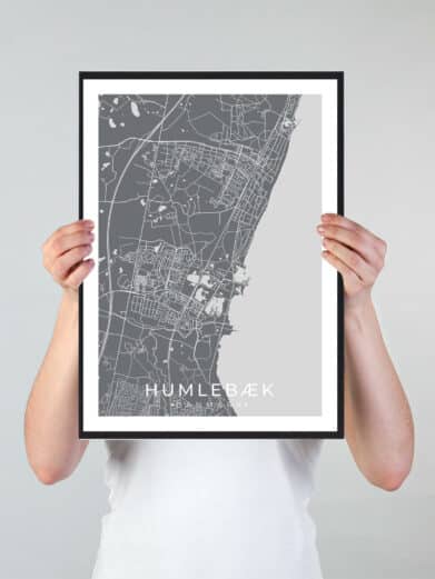 Humlebæk bykort i stilrent plakat design. Denne Humlebæk byplakat er med grå baggrund og viser Humlebæk kortet fra sin smukkeste side