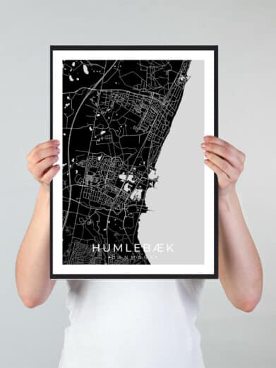Humlebæk bykort i stilrent plakat design. Denne Humlebæk byplakat er med sort baggrund og viser Humlebæk kortet fra sin smukkeste side
