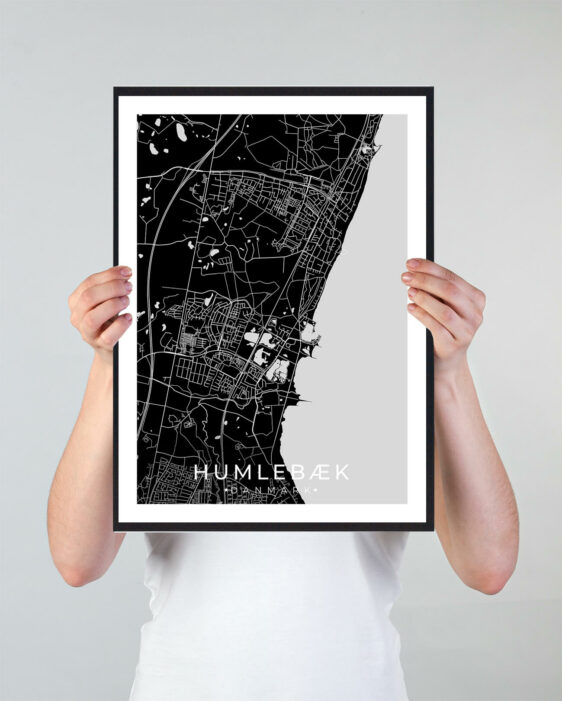 Humlebæk bykort i stilrent plakat design. Denne Humlebæk byplakat er med sort baggrund og viser Humlebæk kortet fra sin smukkeste side