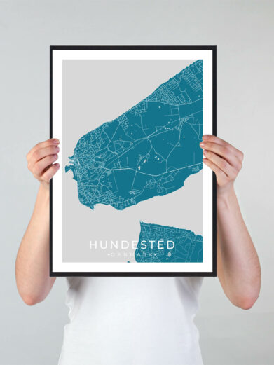 Hundested bykort i stilrent plakat design. Denne Hundested byplakat er med blå baggrund og viser Hundested kortet fra sin smukkeste side
