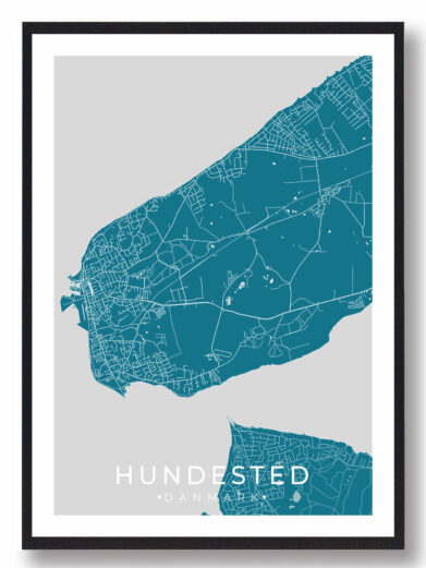 Hundested bykort i stilrent plakat design. Denne Hundested byplakat er med blå baggrund og viser Hundested kortet fra sin smukkeste side
