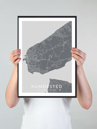 Hundested bykort i stilrent plakat design. Denne Hundested byplakat er med grå baggrund og viser Hundested kortet fra sin smukkeste side