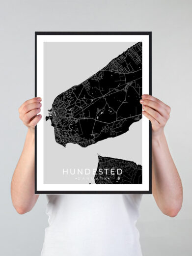 Hundested bykort i stilrent plakat design. Denne Hundested byplakat er med sort baggrund og viser Hundested kortet fra sin smukkeste side