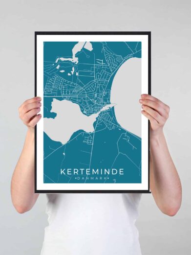 Kerteminde bykort i stilrent plakat design. Denne Kerteminde byplakat er med blå baggrund og viser Kerteminde kortet fra sin smukkeste side