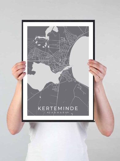 Kerteminde bykort i stilrent plakat design. Denne Kerteminde byplakat er med grå baggrund og viser Kerteminde kortet fra sin smukkeste side