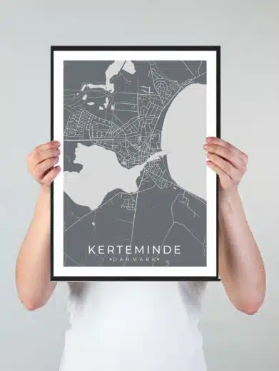 Kerteminde bykort i stilrent plakat design. Denne Kerteminde byplakat er med grå baggrund og viser Kerteminde kortet fra sin smukkeste side