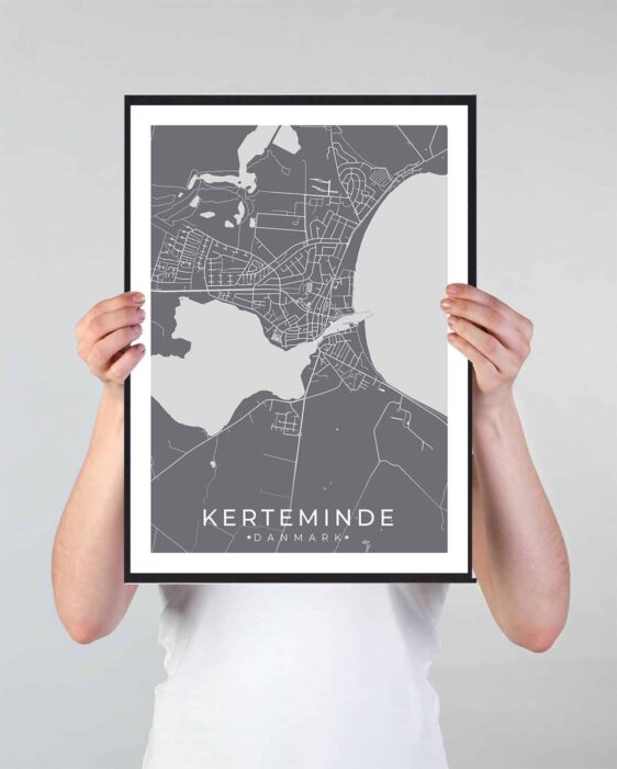 Kerteminde bykort i stilrent plakat design. Denne Kerteminde byplakat er med grå baggrund og viser Kerteminde kortet fra sin smukkeste side