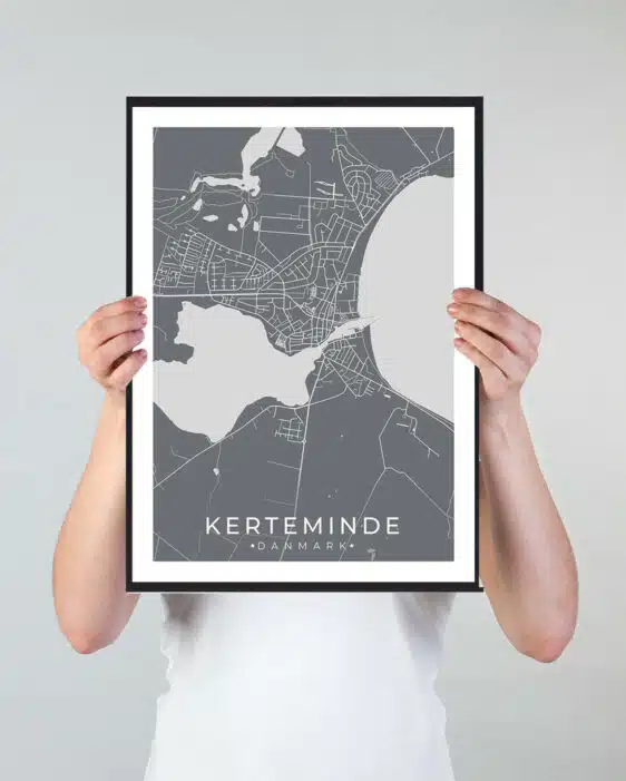 Kerteminde bykort i stilrent plakat design. Denne Kerteminde byplakat er med grå baggrund og viser Kerteminde kortet fra sin smukkeste side