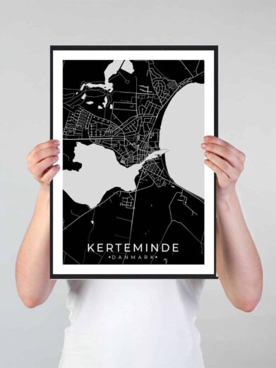 Kerteminde bykort i stilrent plakat design. Denne Kerteminde byplakat er med sort baggrund og viser Kerteminde kortet fra sin smukkeste side