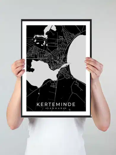 Kerteminde bykort i stilrent plakat design. Denne Kerteminde byplakat er med sort baggrund og viser Kerteminde kortet fra sin smukkeste side