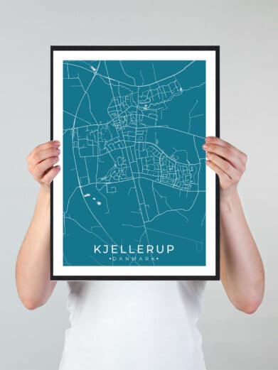 Kjellerup bykort i stilrent plakat design. Denne Kjellerup byplakat er med blå baggrund og viser Kjellerup kortet fra sin smukkeste side