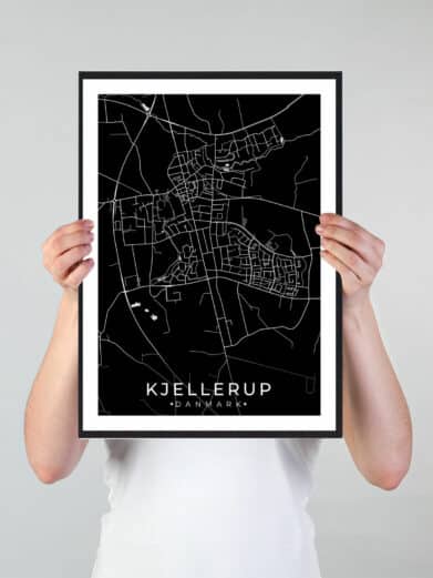 Kjellerup bykort i stilrent plakat design. Denne Kjellerup byplakat er med sort baggrund og viser Kjellerup kortet fra sin smukkeste side
