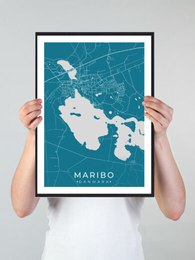 Maribo bykort i stilrent plakat design. Denne Maribo byplakat er med blå baggrund og viser Maribo kortet fra sin smukkeste side