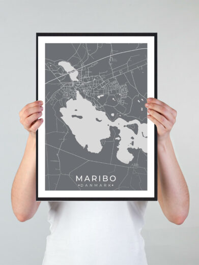 Maribo bykort i stilrent plakat design. Denne Maribo byplakat er med grå baggrund og viser Maribo kortet fra sin smukkeste side