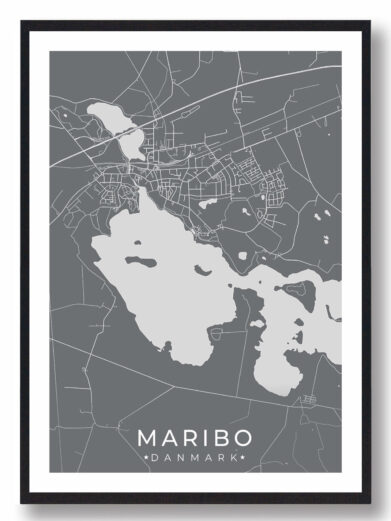Maribo bykort i stilrent plakat design. Denne Maribo byplakat er med grå baggrund og viser Maribo kortet fra sin smukkeste side