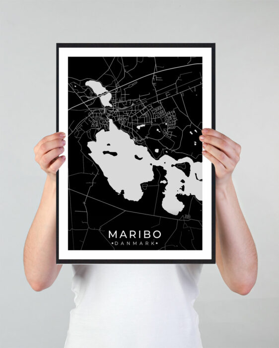 Maribo bykort i stilrent plakat design. Denne Maribo byplakat er med sort baggrund og viser Maribo kortet fra sin smukkeste side