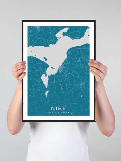 Nibe bykort i stilrent plakat design. Denne Nibe byplakat er med blå baggrund og viser Nibe kortet fra sin smukkeste side