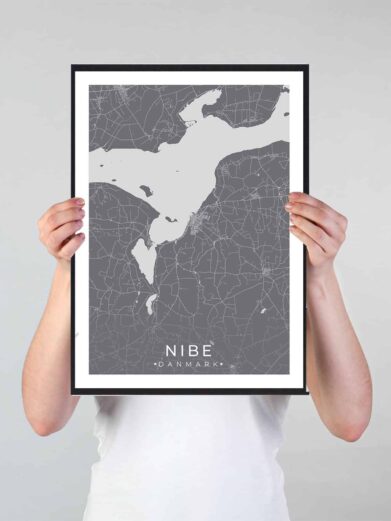 Nibe bykort i stilrent plakat design. Denne Nibe byplakat er med grå baggrund og viser Nibe kortet fra sin smukkeste side