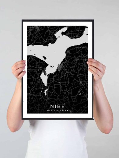Nibe bykort i stilrent plakat design. Denne Nibe byplakat er med sort baggrund og viser Nibe kortet fra sin smukkeste side