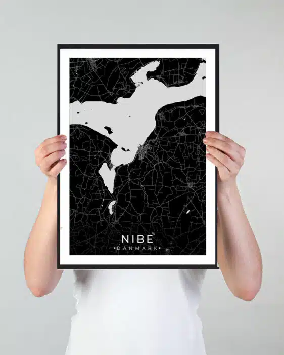 Nibe bykort i stilrent plakat design. Denne Nibe byplakat er med sort baggrund og viser Nibe kortet fra sin smukkeste side