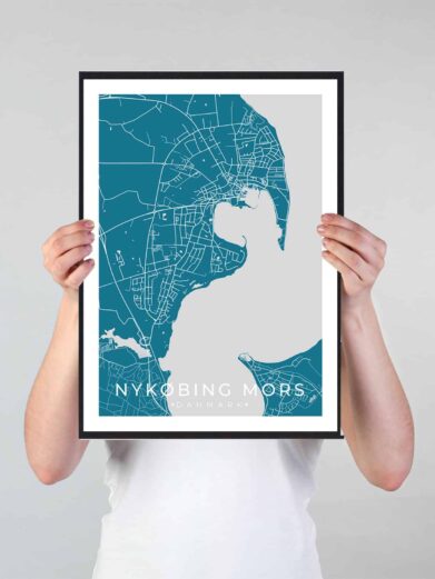 Nykøbing Mors bykort i stilrent plakat design. Denne Nykøbing Mors byplakat er med blå baggrund og viser Nykøbing Mors kortet fra sin smukkeste side