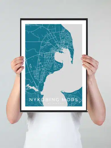 Nykøbing Mors bykort i stilrent plakat design. Denne Nykøbing Mors byplakat er med blå baggrund og viser Nykøbing Mors kortet fra sin smukkeste side