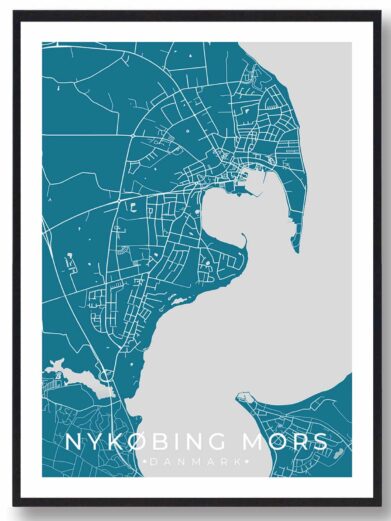 Nykøbing Mors bykort i stilrent plakat design. Denne Nykøbing Mors byplakat er med blå baggrund og viser Nykøbing Mors kortet fra sin smukkeste side