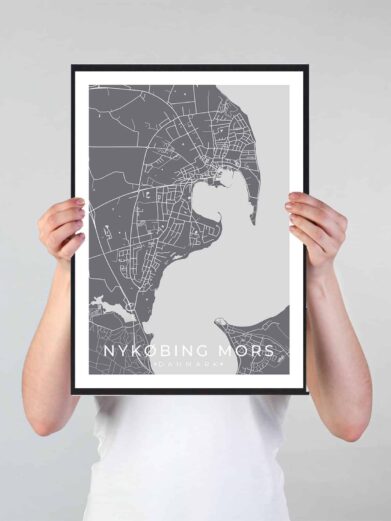 Nykøbing Mors bykort i stilrent plakat design. Denne Nykøbing Mors byplakat er med grå baggrund og viser Nykøbing Mors kortet fra sin smukkeste side