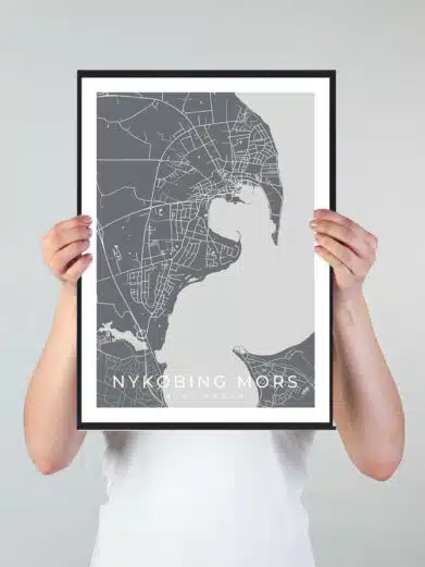 Nykøbing Mors bykort i stilrent plakat design. Denne Nykøbing Mors byplakat er med grå baggrund og viser Nykøbing Mors kortet fra sin smukkeste side