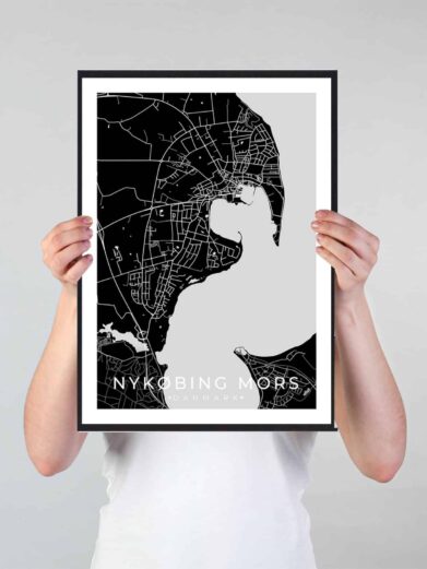 Nykøbing Mors bykort i stilrent plakat design. Denne Nykøbing Mors byplakat er med sort baggrund og viser Nykøbing Mors kortet fra sin smukkeste side