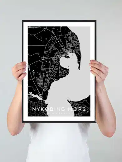 Nykøbing Mors bykort i stilrent plakat design. Denne Nykøbing Mors byplakat er med sort baggrund og viser Nykøbing Mors kortet fra sin smukkeste side